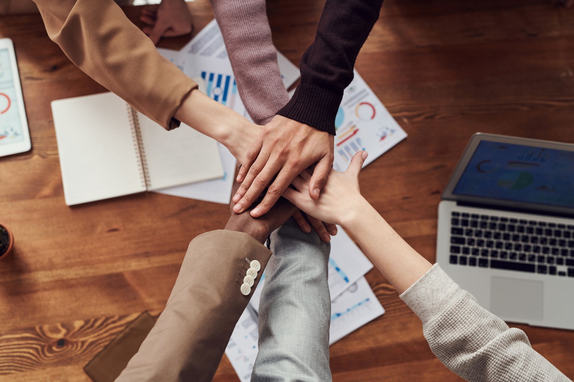 Equipo profesional en oficina — vista previa del ejemplo Valtierra y Asociados